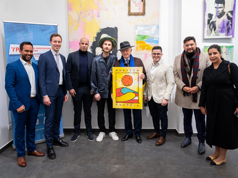 Rafi Rahman, Nico Marchetti, Dodi Elsayed, Marcin Glod, André Azoulay, Ivo Radwan, Marouane El Idrissi und Nadia Bouaida mit dem Gemälde