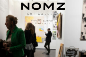 Die Eingangstür der NOMZ Gallery in Wien.